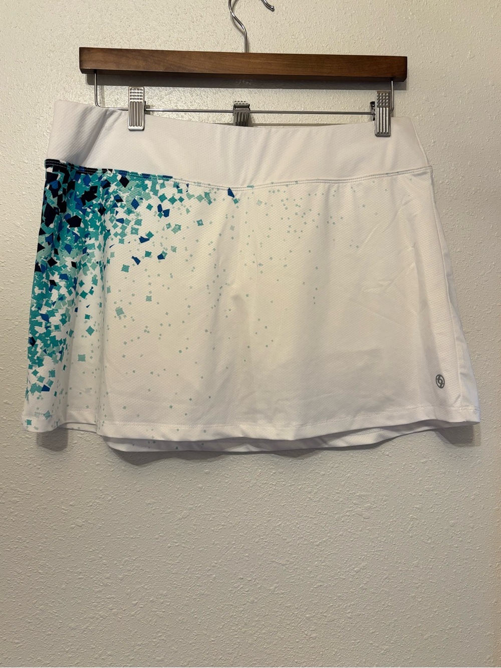 Lija Athletic White Skort with Teal/Blue Geometric Pixel Fade Print Large
0117S